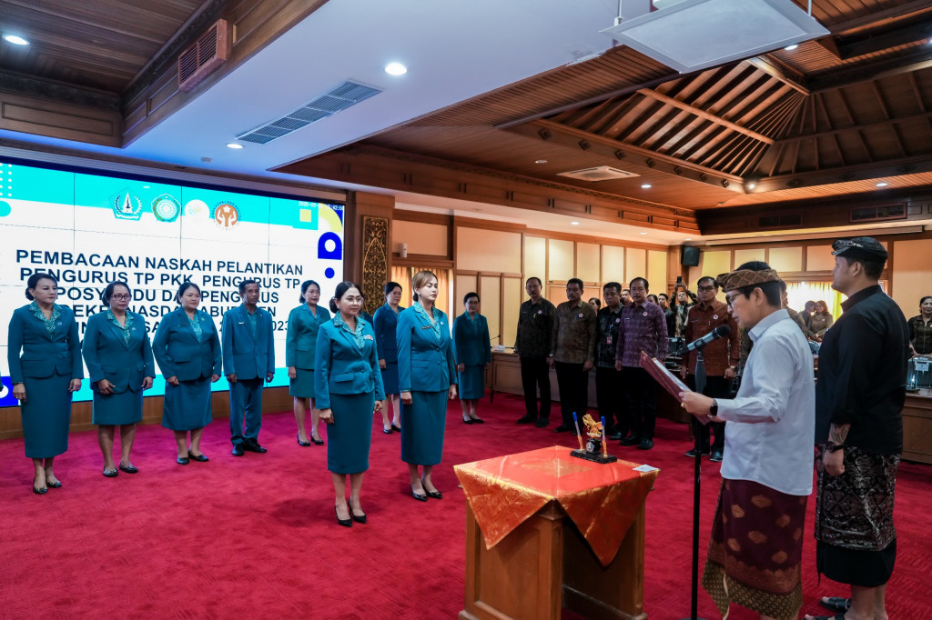 Bupati Adi Arnawa Lantik Pengurus Baru TP. PKK Periode 2025-2030